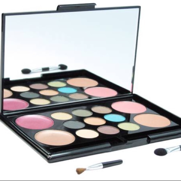 NWT 💗me Makeover essentials face color kit - Picture 1 of 3